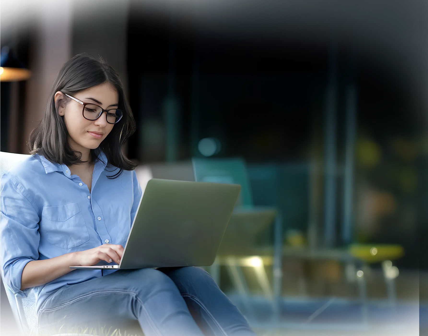 Pengguna laptop dengan perlindungan lensa XtraGard Blue
